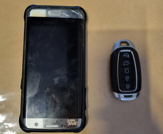 '먹튀 손님'이 식당에 남겨둔 채 달아난 멍텅구리 휴대폰과 차 키. [인터넷 커뮤니티 '보배드림' 캡처]